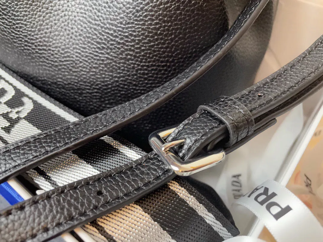 PD176 Leather bucket bag / 7.9x9.8x5.5inch